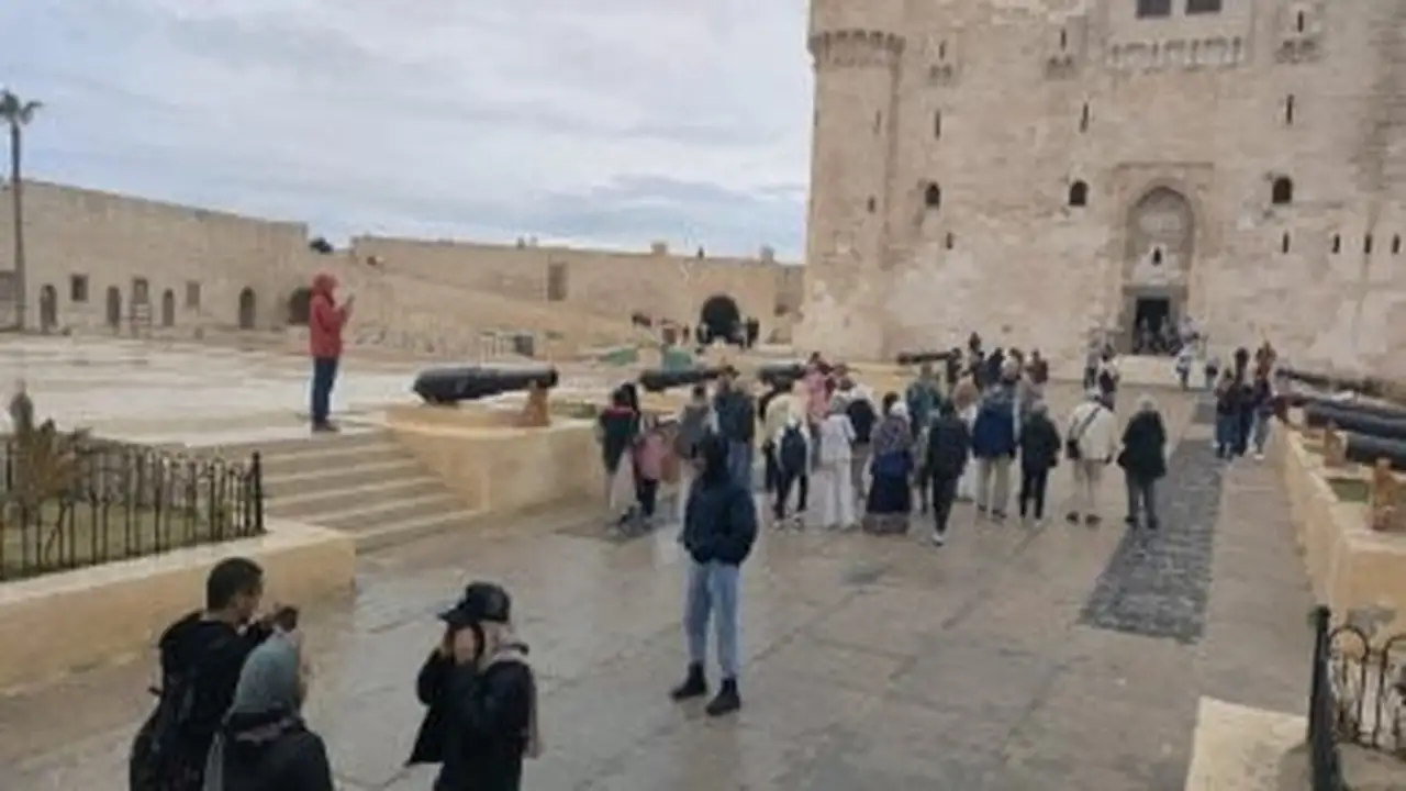 إقبال جماهيري واسع على قلعة قايتباي بالإسكندرية رغم استمرار التقلبات الجوية والأمطار